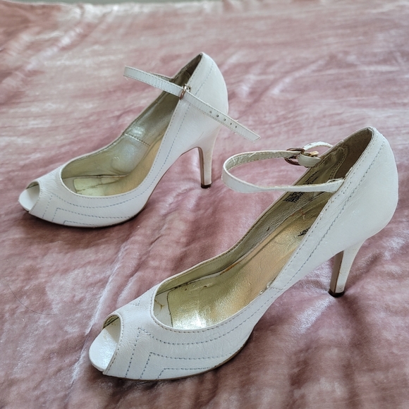 Heals - Picture 2 of 4